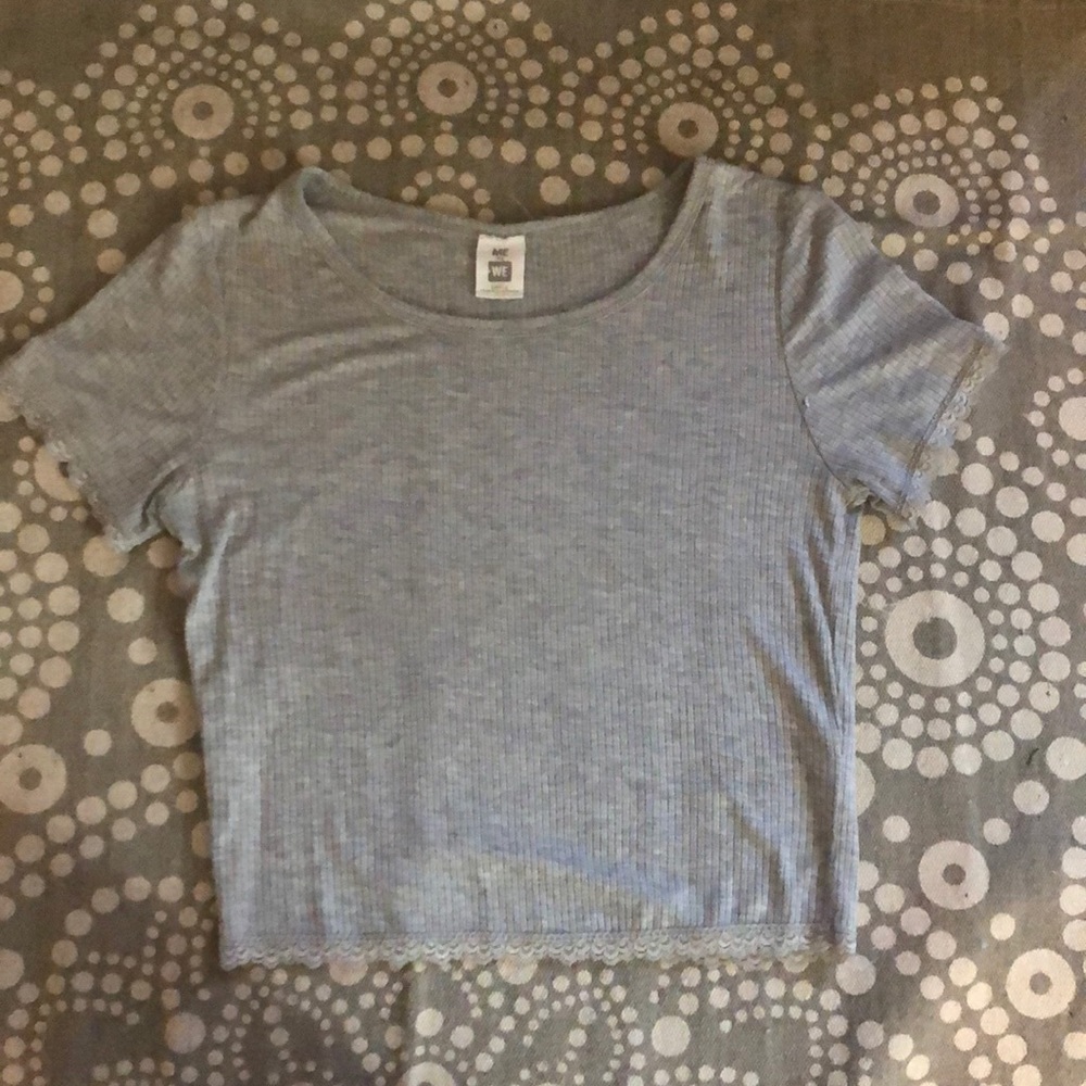 Cropped grey PacSun shirt